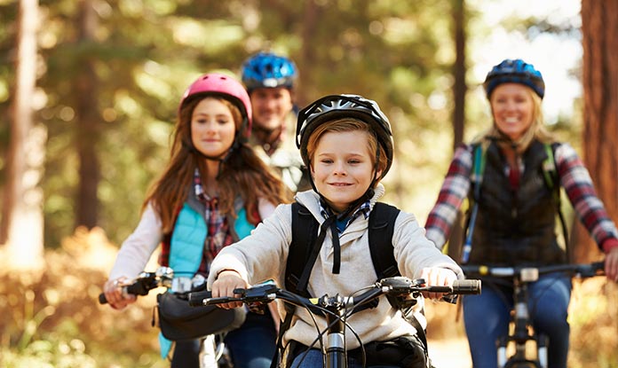 premium-unfallschutz-familie-fährt-mit-dem-fahrrad-teaser.jpg