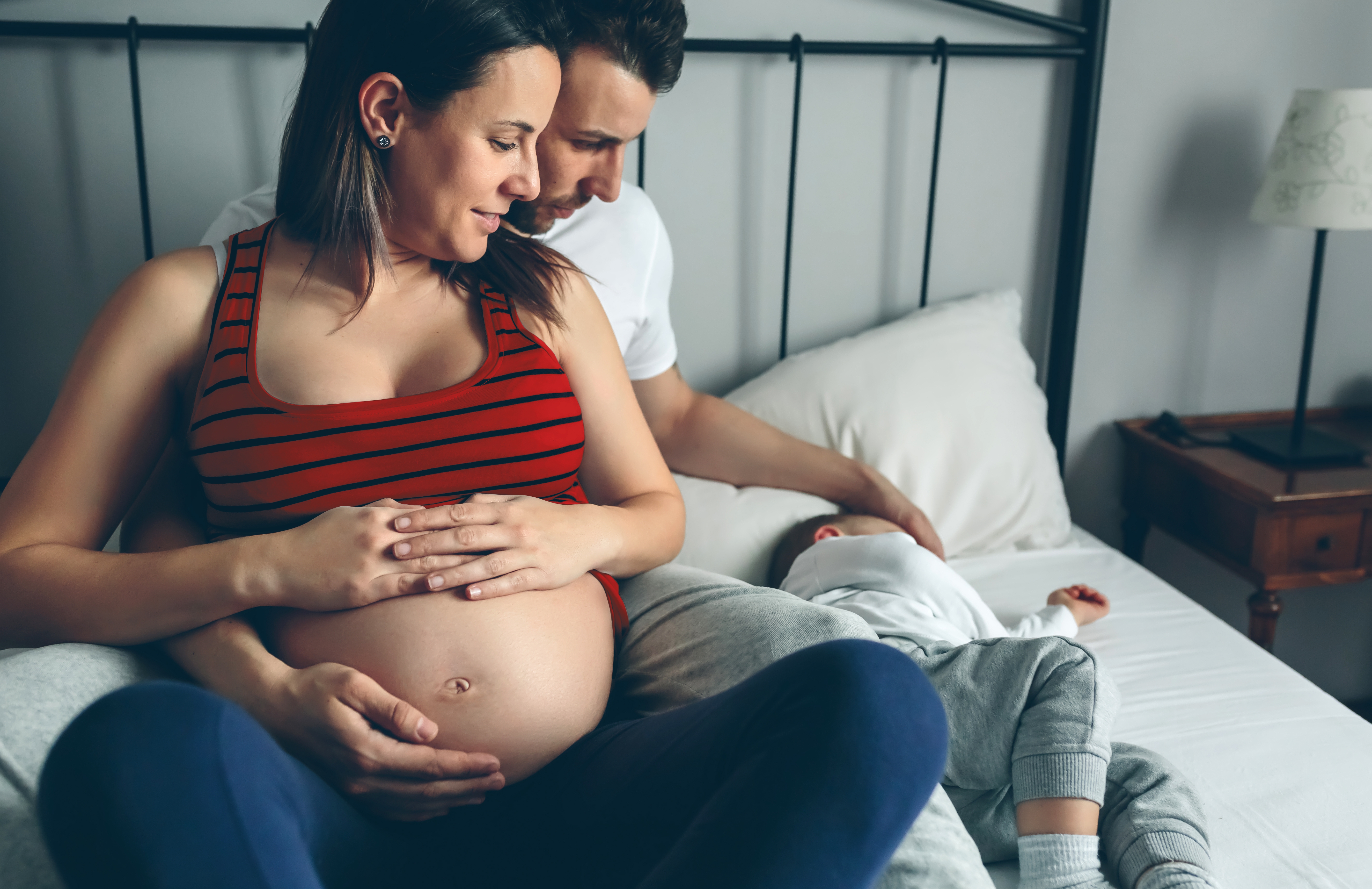 Eine Familie genießt die gemeinsame Zeit zu Hause: Co-Parents mit Kind.