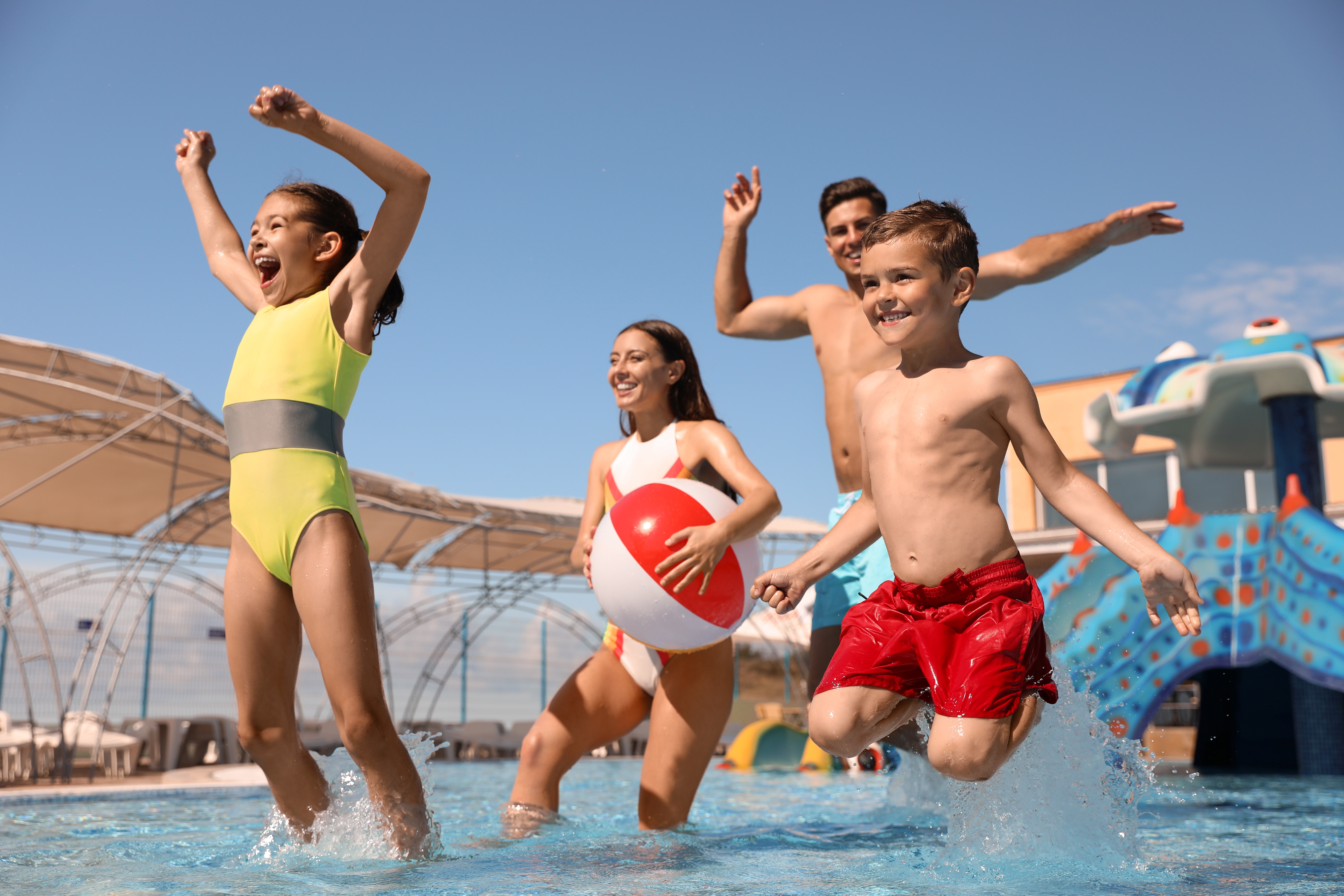 Sicher schwimmen mit Kindern im Urlaub